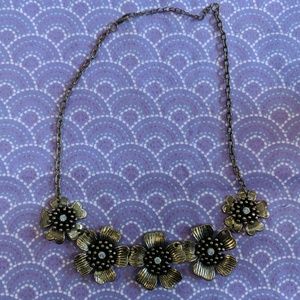 Five flower pendant necklace